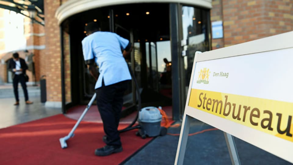 Vorbereitungen für die Europawahlen in einem Wahllokal in Scheveningen, Niederlande.