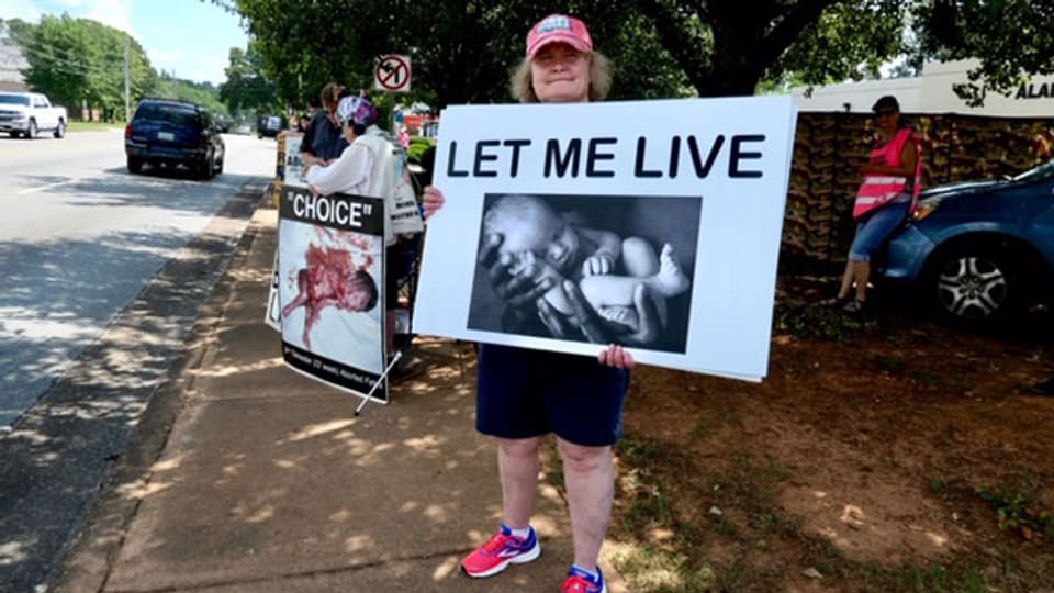 Leute demonstrieren vor einer Abtreibungsklinik in Huntsville, Alabama (USA).