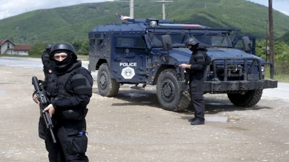 Ein Polizist mit seiner Waffe in der Region im Norden Kosovos.