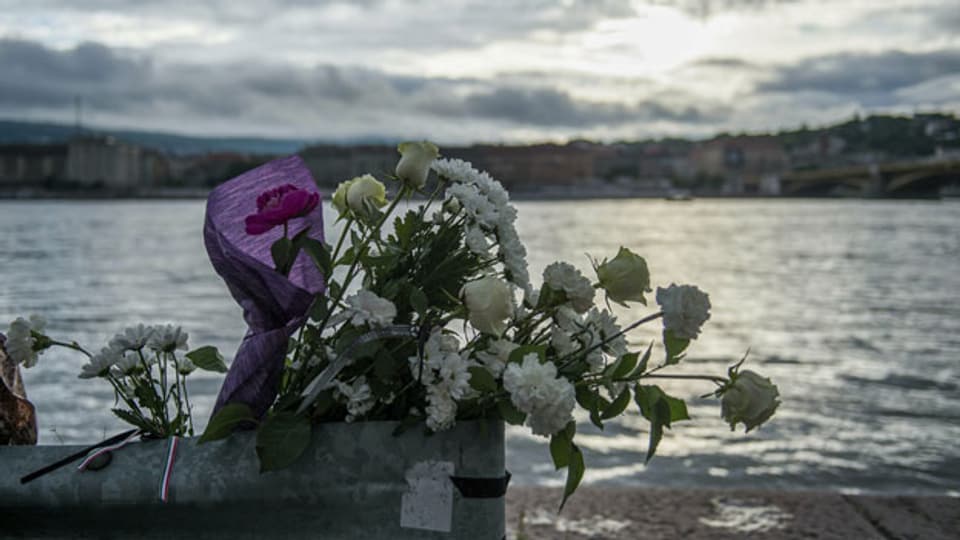 Blumen am Ufer der Donau, um den Opfern des gekenterten Bootes an der Margaretenbrücke in Budapest, Ungarn, zu gedenken.