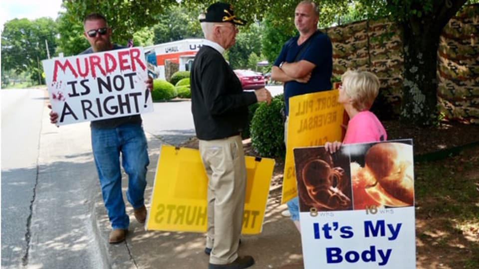 Abtreibungsgegner in Alabama vor einer Klinik.