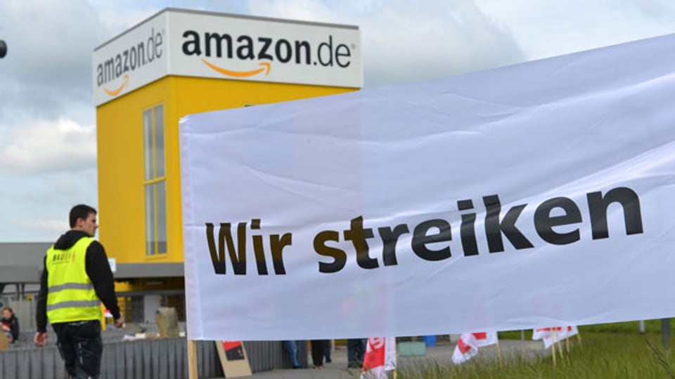 Mitarbeiter von Amazon, dem grössten Versandhändler der Welt, streiken ausserhalb des Logistikzentrums in Bad Hersfeld, Deutschland, für bessere Löhne und Arbeitsbedingungen.