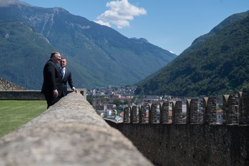 Bundesrat Cassis zeigt Pompeo die Burg von Bellinzona