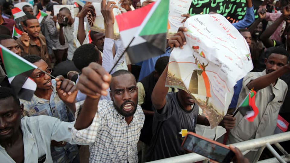 Unterstützer des Transitional Military Council (TMC) vor dem Präsidentenpalast in Khartum, Sudan,  am 31. Mai 2019.