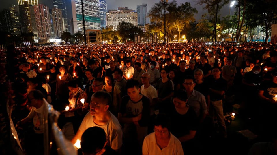Hongkong: Tausende gedenken der Opfer des Massakers der chinesischen Regierung gegen Demonstranten auf dem Pekinger Tiananmen-Platz.
