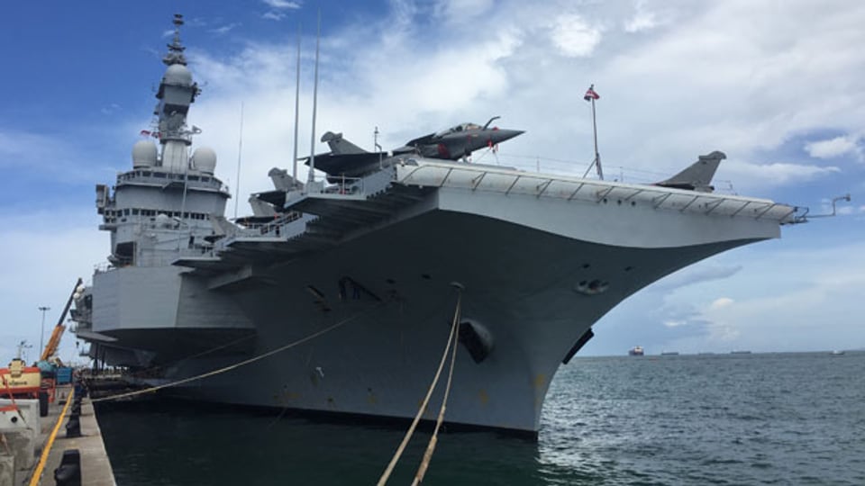 Der Flugzeugträger «Charles de Gaulle» wird im Marinehafen von Singapur bewegt.