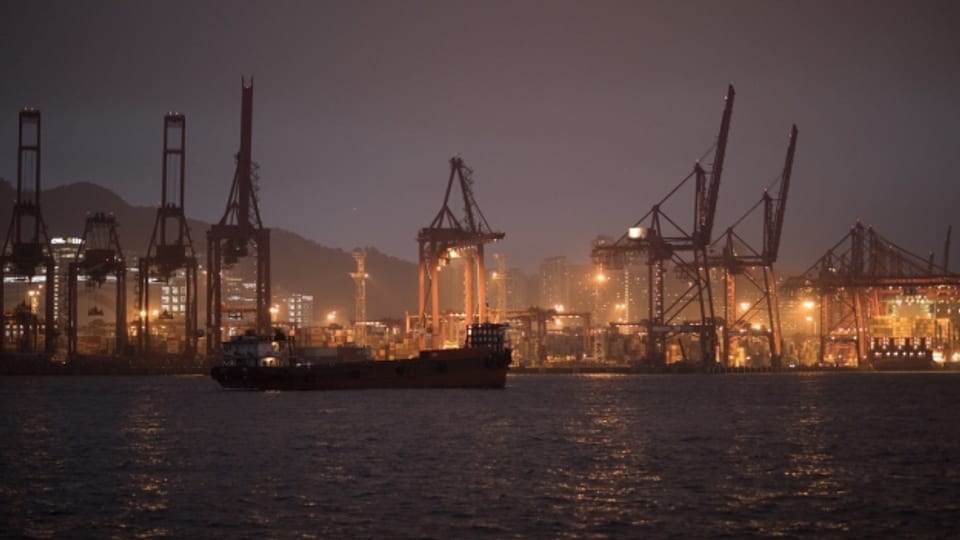 Container-Terminal in Hong Kong bei Nacht im März 2019.