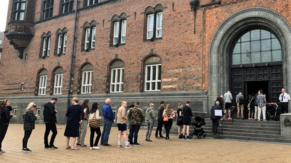 Vor dem  Kopenhagener Rathaus stehen die Wählerinnen und Wähler bereit.