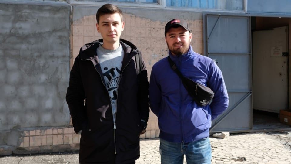 Zwei junge Ukrainer, die auswandern wollen.