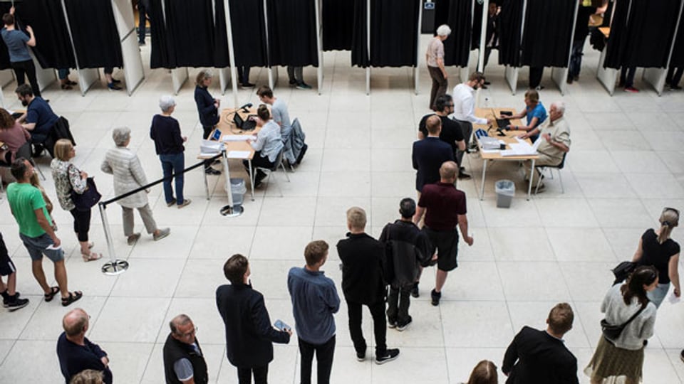 Leute gehen in Dänemark an die Abstimmungsurnen.