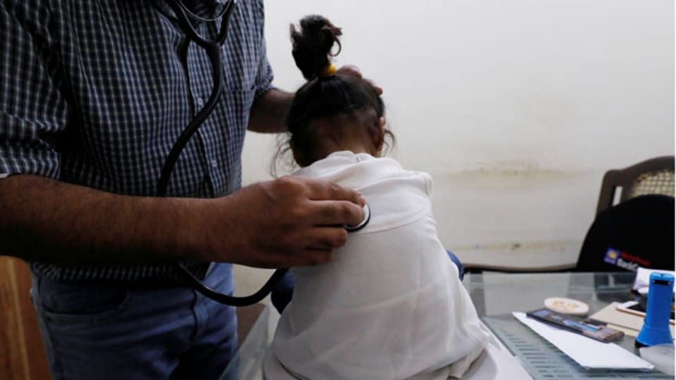 Ein zweijähriges HIV-positives Mädchen bei einer Untersuchung in einer Klinik in Ratodero, Pakistan.