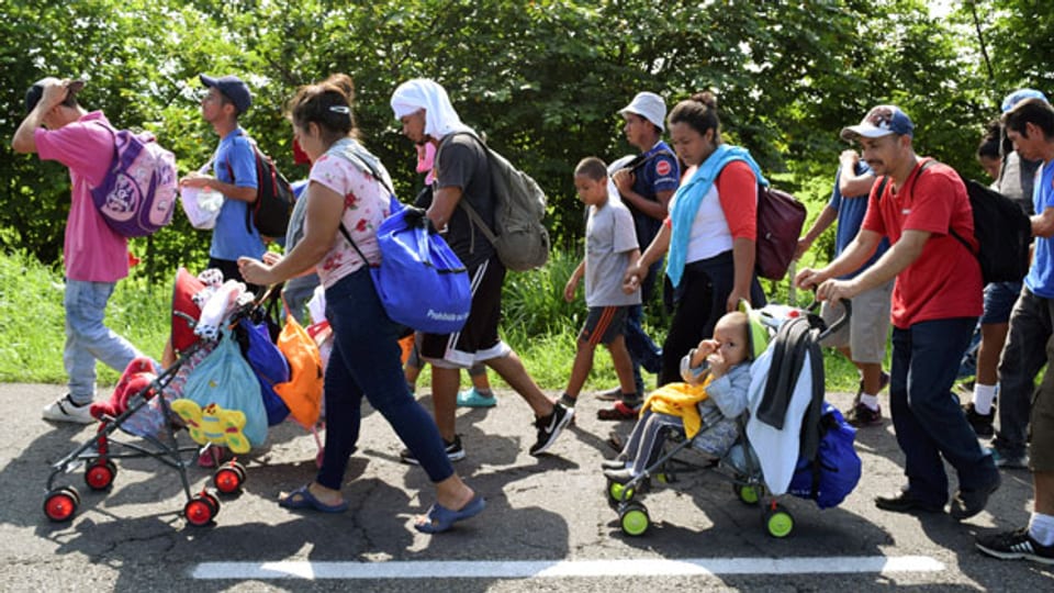 Migranten aus Mittelamerika auf dem Weg Richtung USA auf einer Autobahn, in Ciudad Hidalgo, Mexiko, 5. Juni 2019.