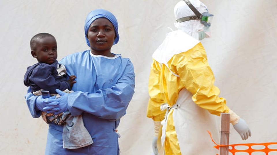 Eine Überlebende der Ebola, die als Betreuer für Babys arbeitet.