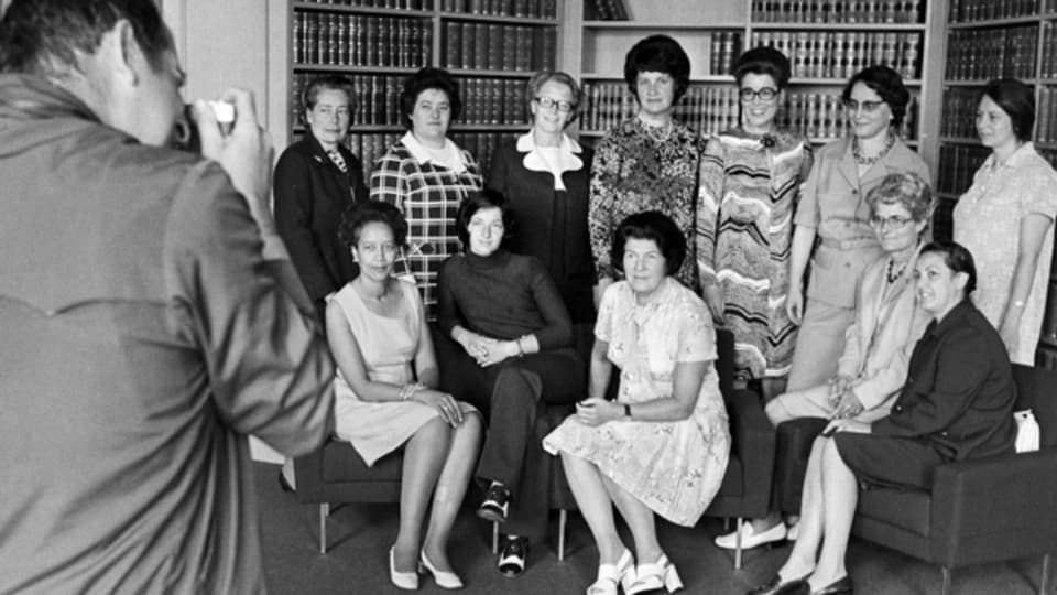 Gruppenfoto der ersten Nationalrätinnen aus dem Jahr 1972. Links vorne im Bild: Die Neuenburgerin Tilo Frey.