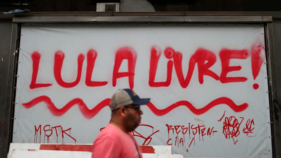 Ein Plakat mit der Aufschrift: Lula livre.