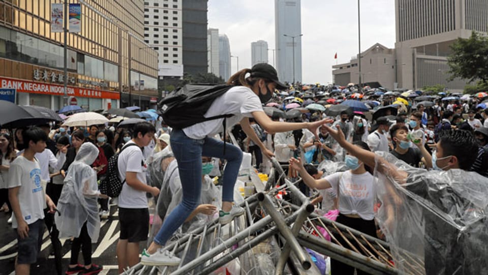 Demonstranten und Demonstrantinnen blockierten am Mittwoch den Zutritt zum Regierungssitz in Hongkong und verzögerten eine Legislatursitzung zu einem geplanten Auslieferungsgesetz.