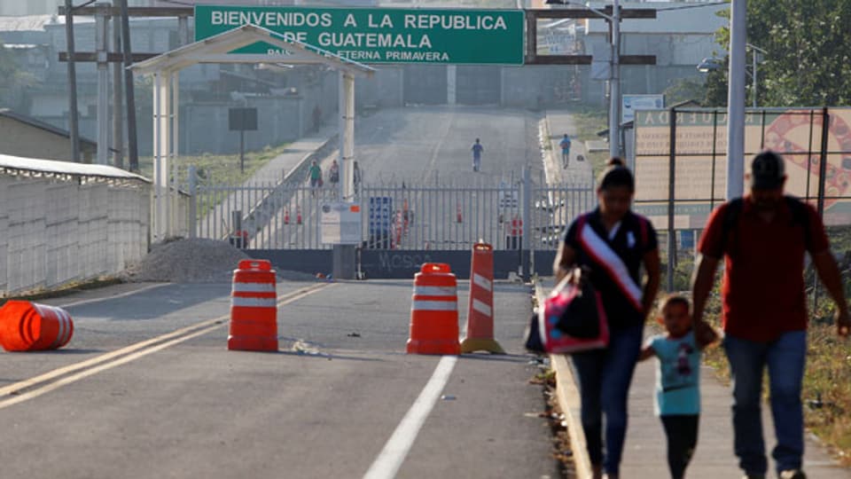 Menschen überqueren die Grenze zwischen Mexiko und Guatemala, in Ceibo, Tabasco, Mexiko.