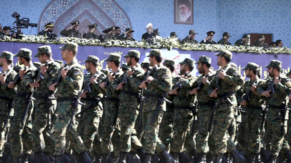 Das iranische Militär patroulliert vor Irans Präsident Hassan Rouhani.