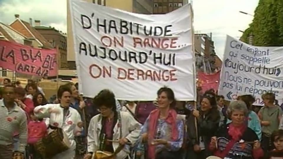 «Normalerweise räumen wir auf… Heute stören wir», Bannerspruch vom Frauenstreik 1991 in der Romandie.