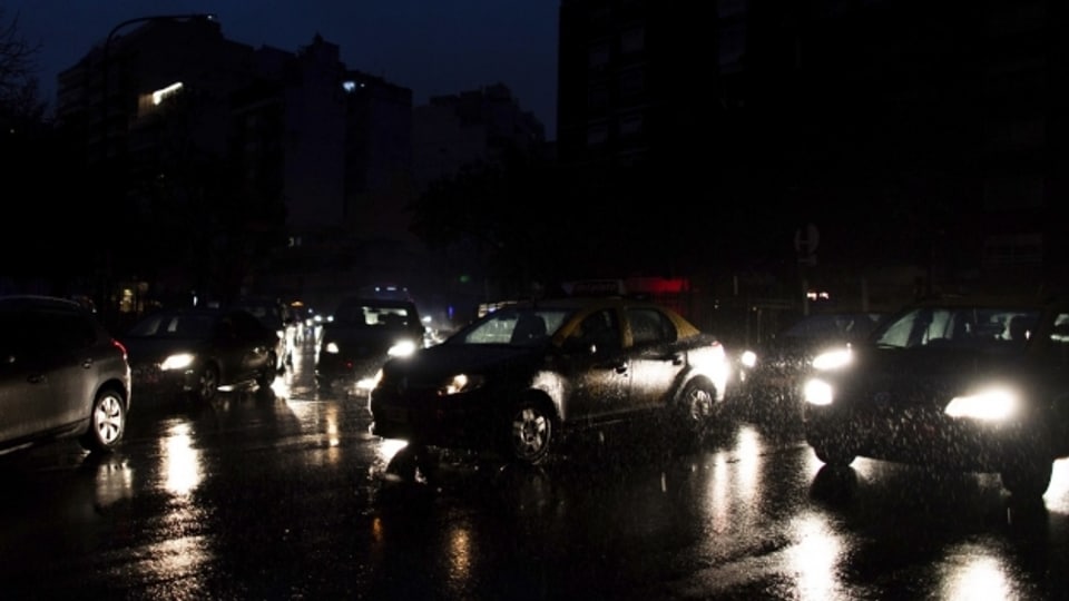 Bis heute Früh hat es in Argentinien gedauert, die Versorgung mit elektrischem Strom zu normalisieren. Dies, nachdem am Sonntag ein gigantischer Blackout die Stromversorgung in ganz Argentinien, Uruguay sowie Teilen von Paraguay und Chile ausser Betrieb gesetzt hatte.