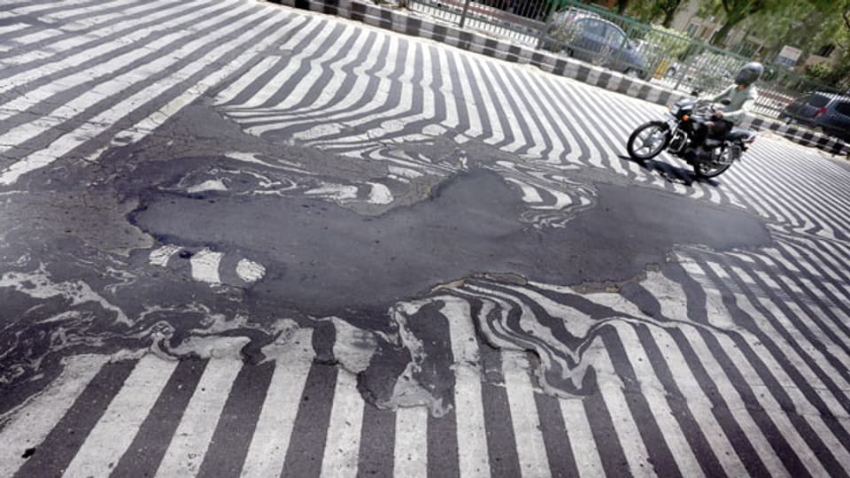 Verzerrte Strassenmarkierungen während einer Hitzewelle in Neu-Delhi, Indien.