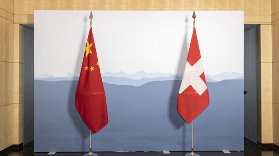 Die Flagge der Republik China (links) steht neben der Flagge der Schweiz in Zürich.