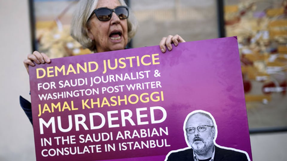 Eine Protestantin fordert Gerechtigkeit für den ermordeten Journalisten Jamal Khashoggi.