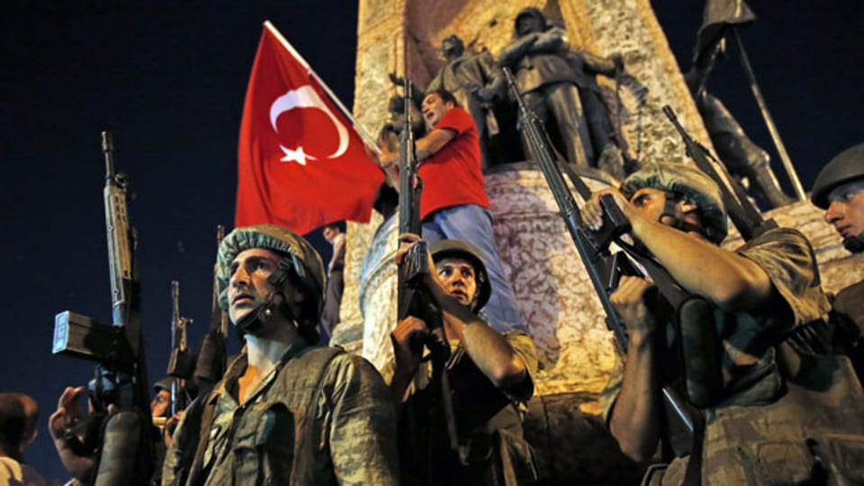 Türkische Soldaten sichern das Gebiet auf dem Taksim-Platz in Istanbul am 16. Juli 2016.