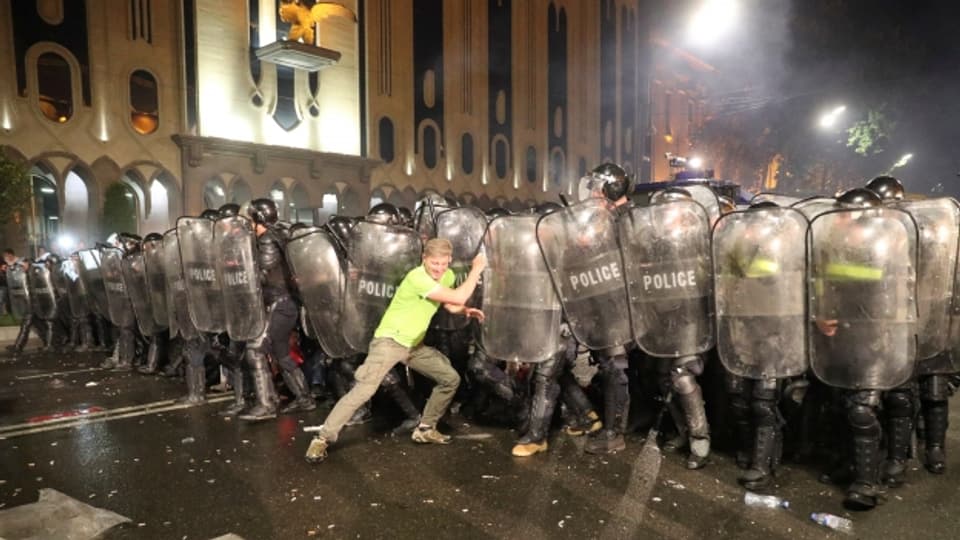Polizisten halten in Tiflis einen Demonstranten auf bei den Protesten gegen den Besuch eines russischen Parlamentariers.