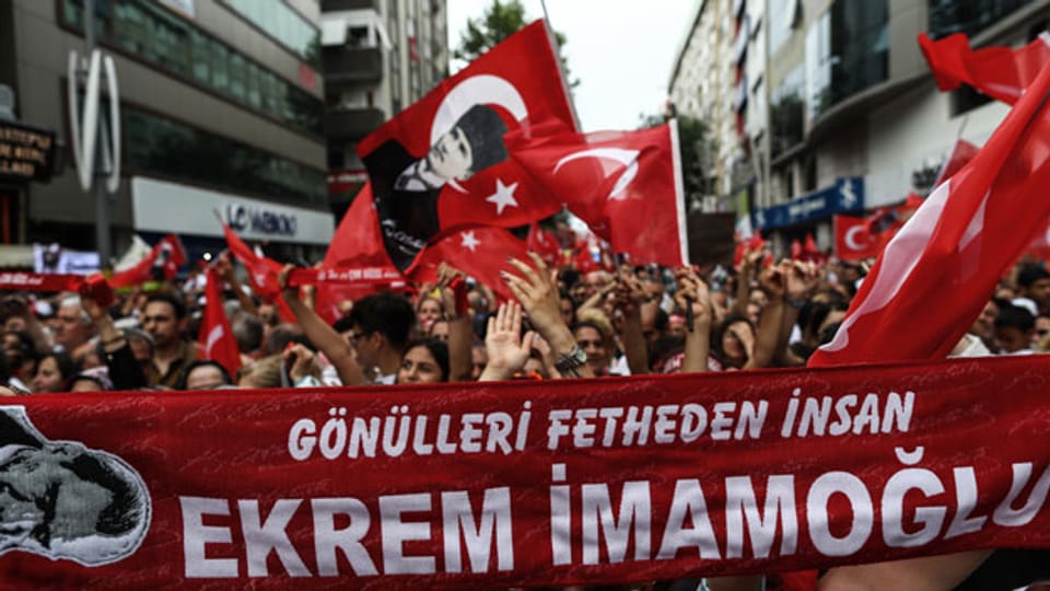 Ein Banner anlässlich der Wahlen des Bürgermeisters von Istanbul. Ekrem Imamoglu, der die Wahlen gewonnen hatte, muss sich einer Wiederwahl stellen.