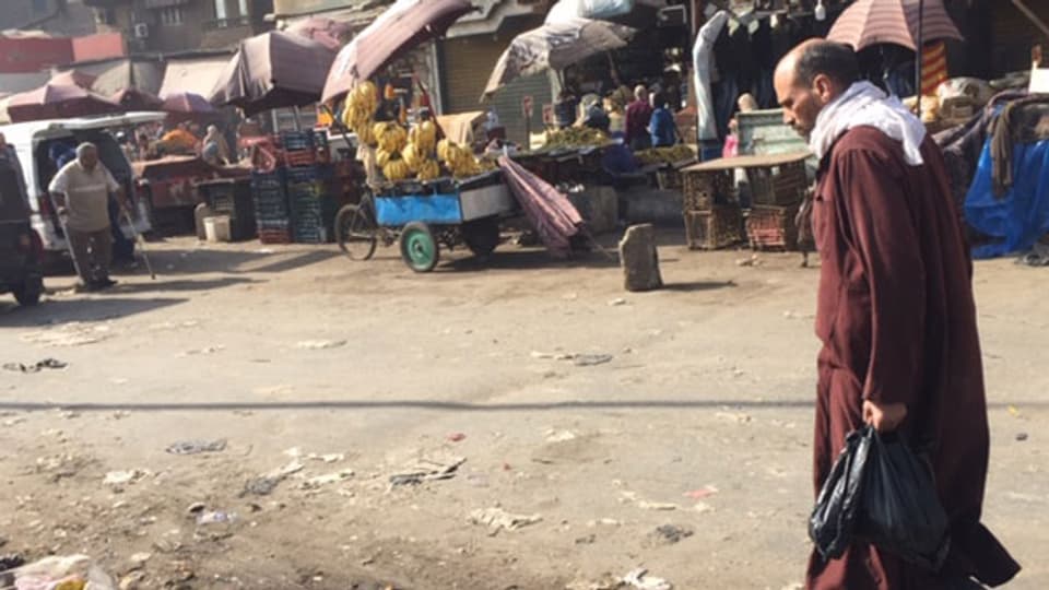 In Kairos Slums wuchern die Müllberge: Während dort die Armut immer grösser wird, widmet sich Präsident al-Sisi seinen Mega-Bauprojekten, um an  Kredite des IWF heranzukommen.