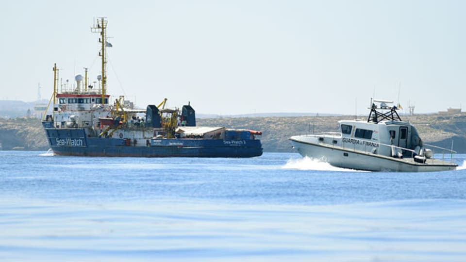 Das Rettungsschiff «Sea-Watch 3» mit gestrandeten Migranten am 26. Juni 2019 in der Nähe der Insel Lampedusa, Italien.