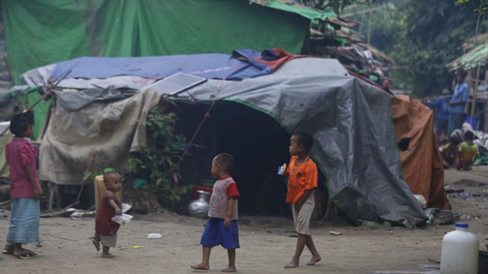 Kinder in einem Zwischenlager des Dorfes War Taung in Rakhine, Burma 18. Juni 2019.