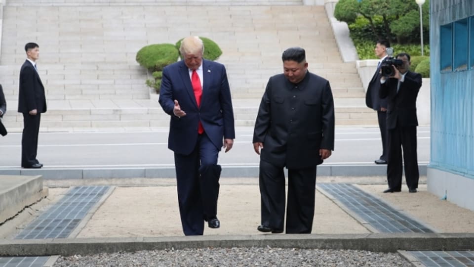 Trump betritt zusammen mit Kim nordkoreanischen Boden.