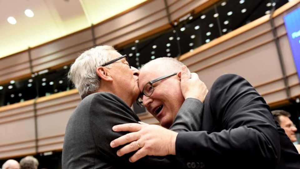 Küsse für den Nachfolger? Der abtretende Kommissionschef Jean-Claude Juncker mit seinem möglichen Nachfolger Frans Timmermans.