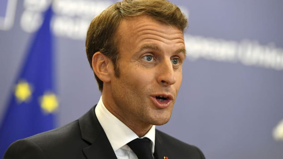 Frankreichs Präsident Emmanuel Macron informiert die Medien in Brüssel.