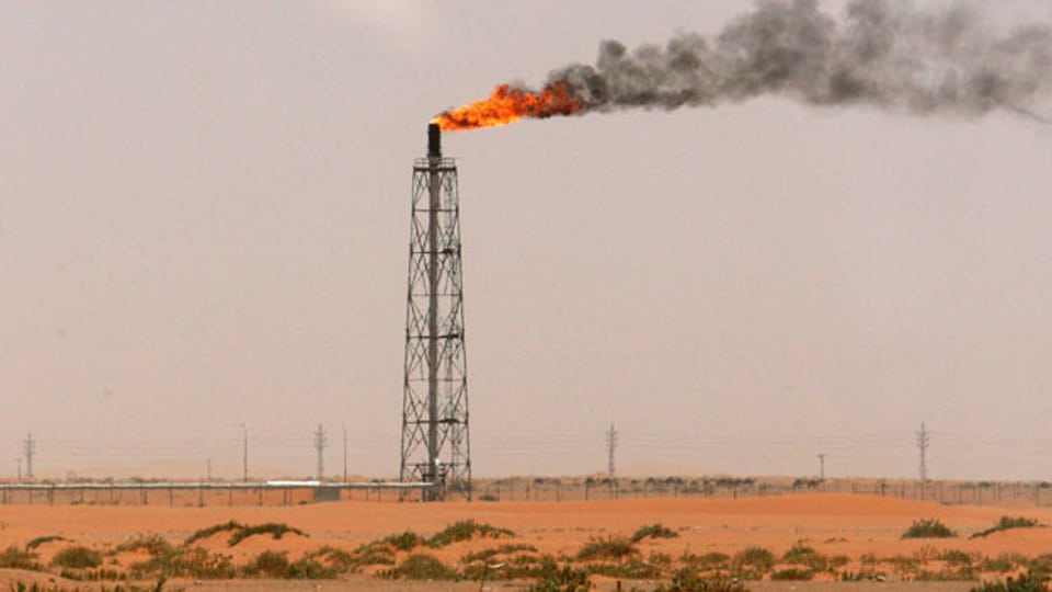 Eine Gasflamme in der Wüste in der Nähe des Ölfeldes Khurais, etwa 160 km von Riad, Saudi-Arabien.