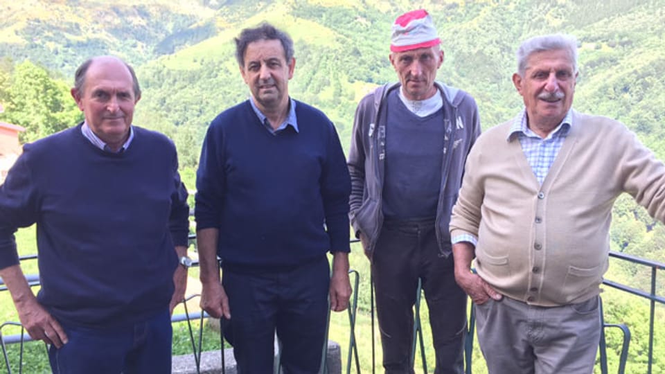Gemeindepräsident Gavino Fiori (ganz links) und weitere Bewohner von Carvagna.