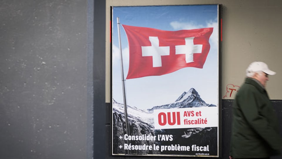 Ein Plakat zur Volksabstimmung über die Steuerreform und Finanzierung der AHV in Lausanne.