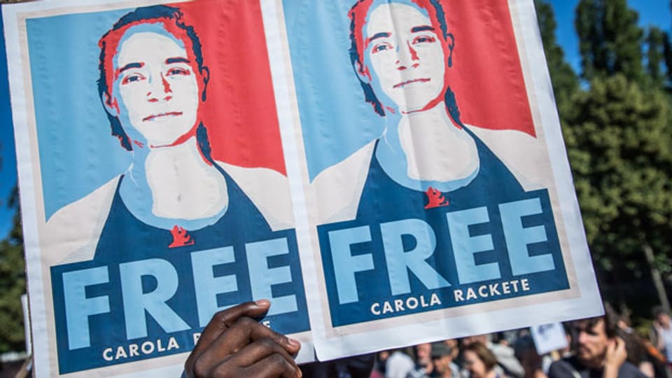 Unterstützer protestieren gegen die Festnahme von Carola Rackete.
