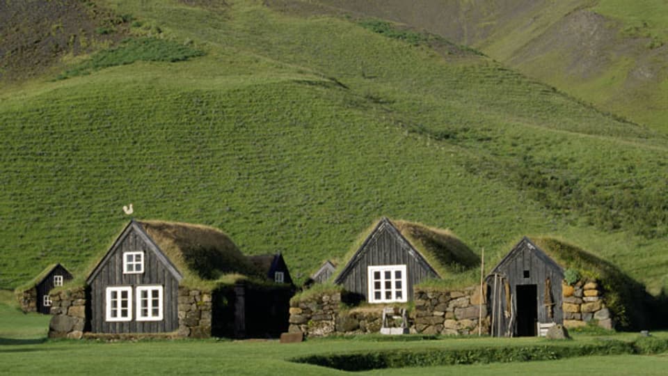 Torfhäuser mit Grasdächern in Island.