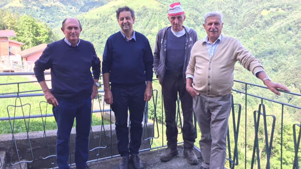 Der Italiener Adriano Fontana (zweiter von rechts) bezieht Sozialhilfe.
