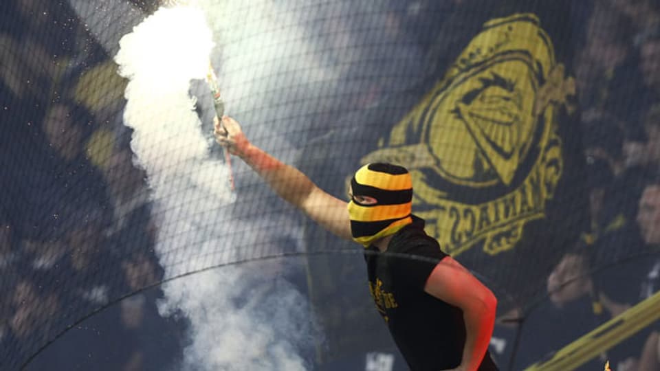 Ein YB Fan zündet Pyro im Stade de Suisse Wankdorf in Bern.