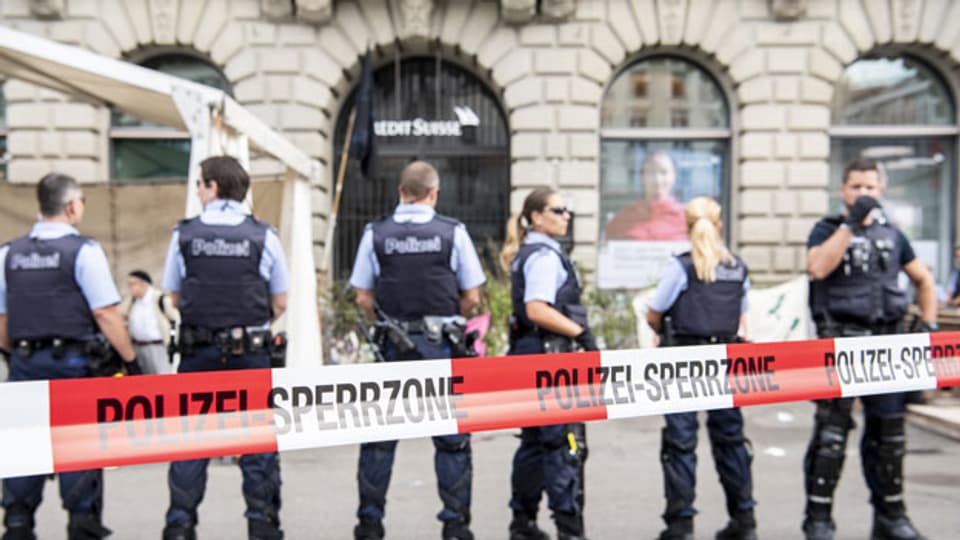Polizisten sperren den Eingang der Schweizer Bank Credit Suisse ab am 8. Juli 2019 auf dem Paradeplatz in Zürich.