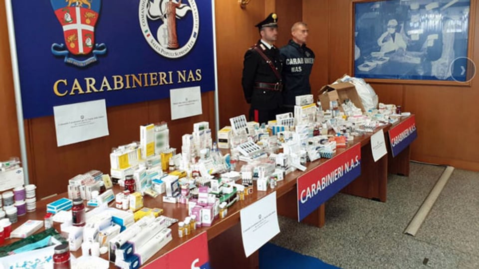 Italienische Carabinieri mit gefälschten Arzneimitteln und Dopingmitteln.
