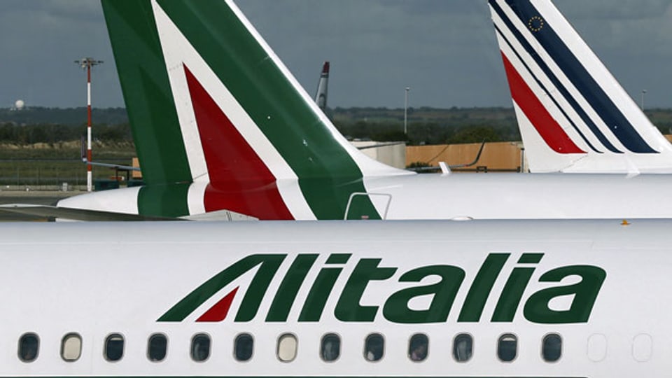 Flugzeuge von Alitalia auf dem Rollfeld des Flughafens Fiumicino in Rom.