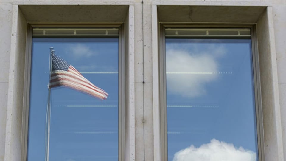 Die amerikanische Flagge spiegelt sich in einem Fenster der US-Botschaft in Bern.