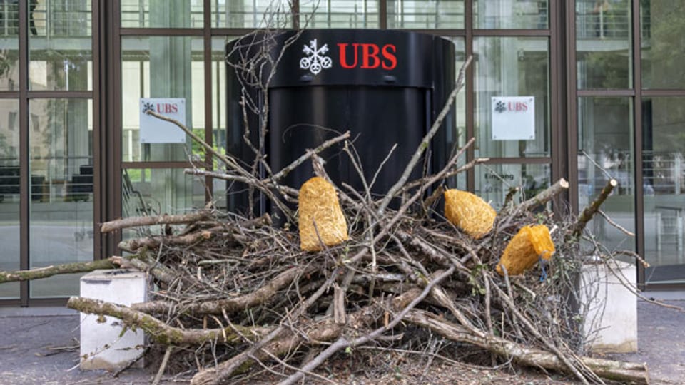 Aktivisten des Klimacamps der Gruppe Collective Climate Justice blockierten den Eingang zur UBS am Aeschenplatz in Basel.