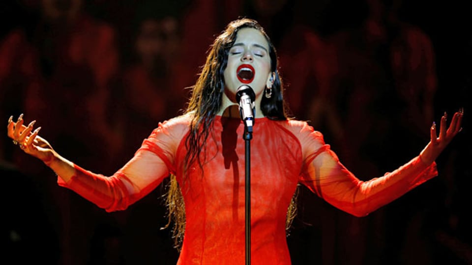 Die spanische Sängerin Rosalia an einem Konzert in Sevilla, Spanien.