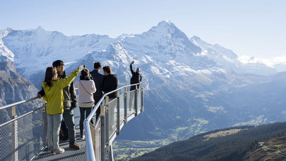 Der heisse Sommer im 2018 hat dazu geführt, dass dieses Jahr mehr Leute in der Schweiz Ferien machen. Touristen oberhalb von Grindelwald im Berner Oberland.